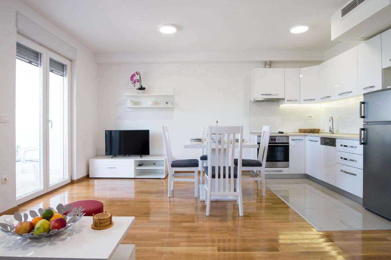 Apartments Mattea Макарска Экстерьер фото