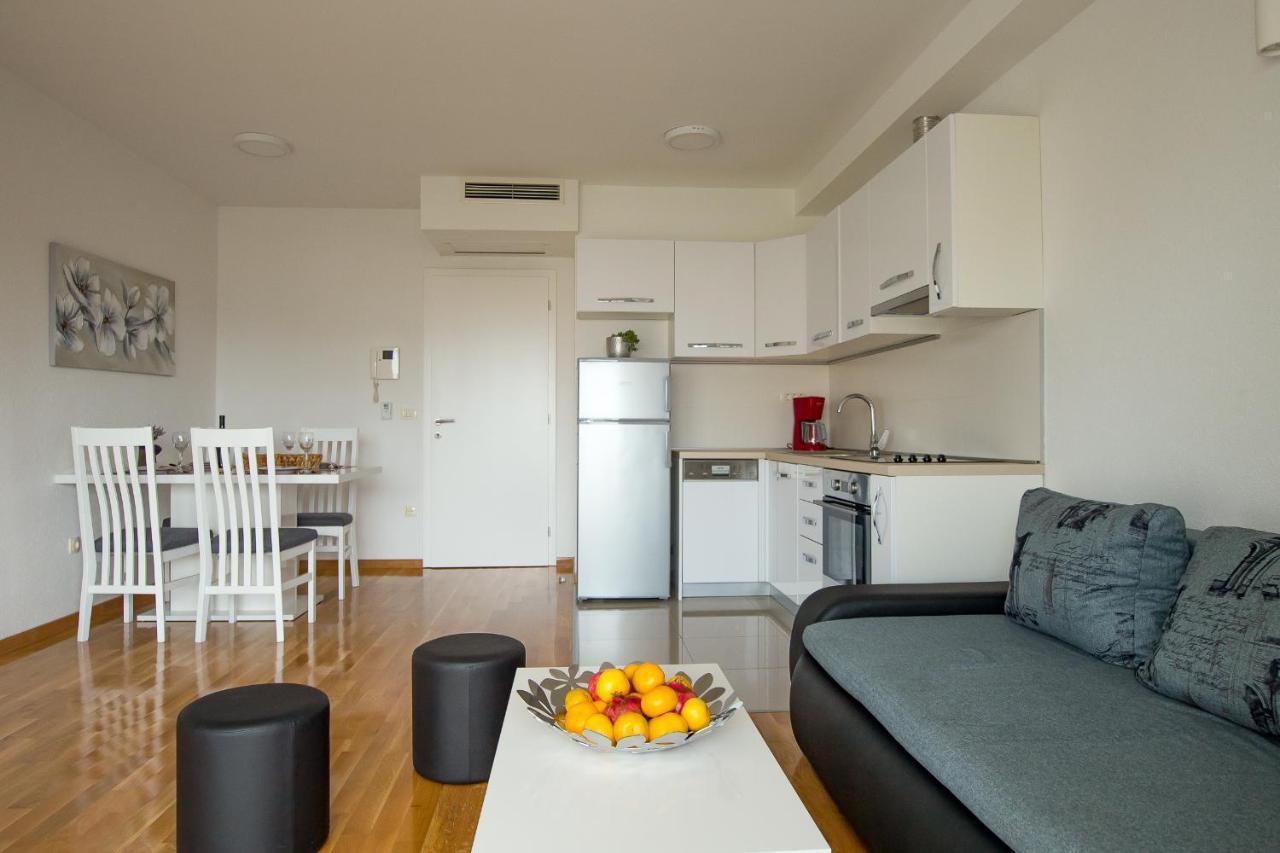 Apartments Mattea Макарска Экстерьер фото