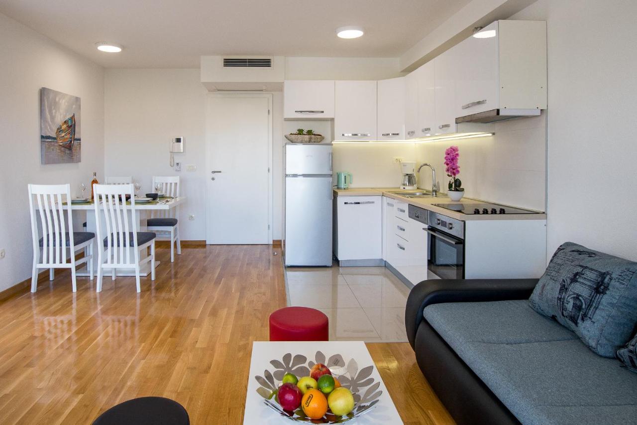 Apartments Mattea Макарска Экстерьер фото